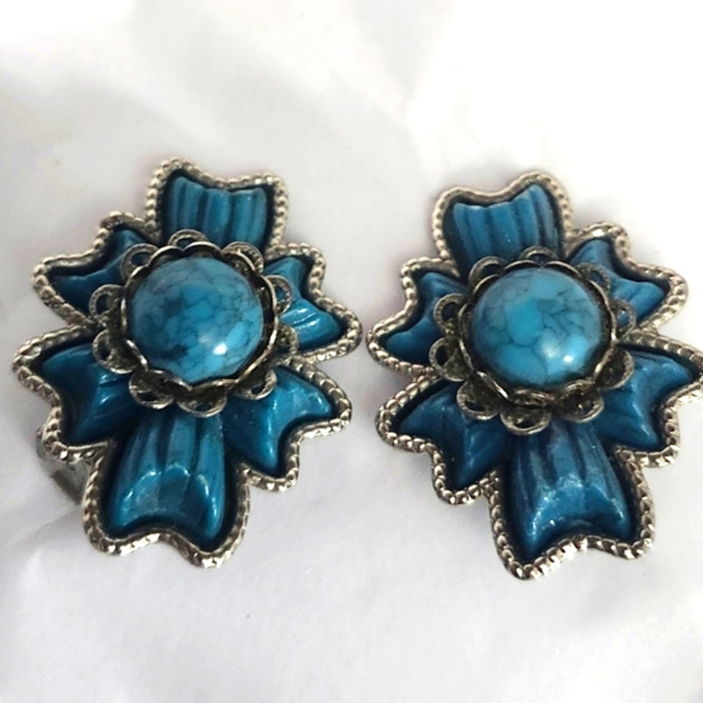 Vtg Unsigned Sancrest Faux Turquoise Clip Earrings